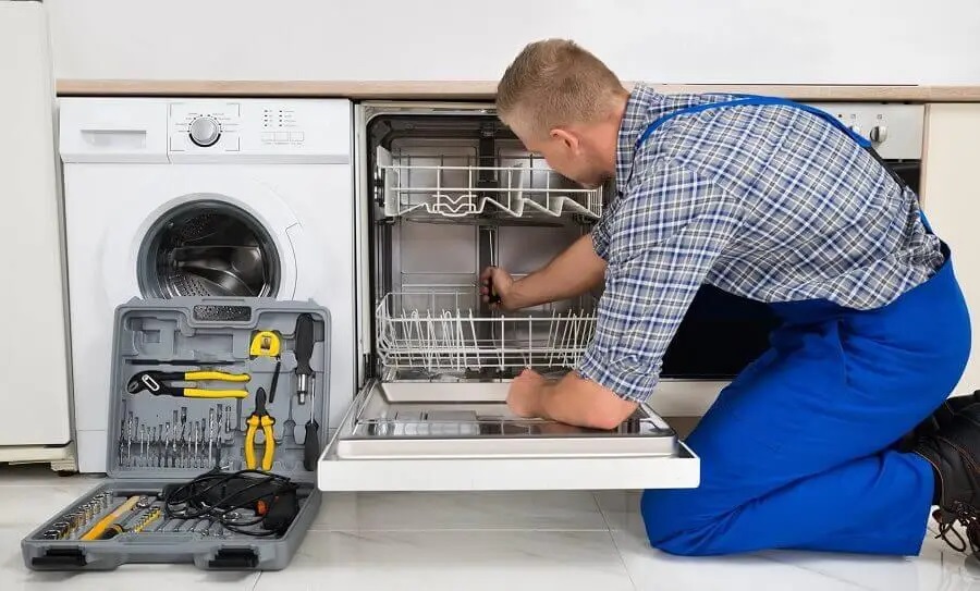 Erenler Bosch servisi teknisyen ekibi beyaz eşya tamiri yaparken